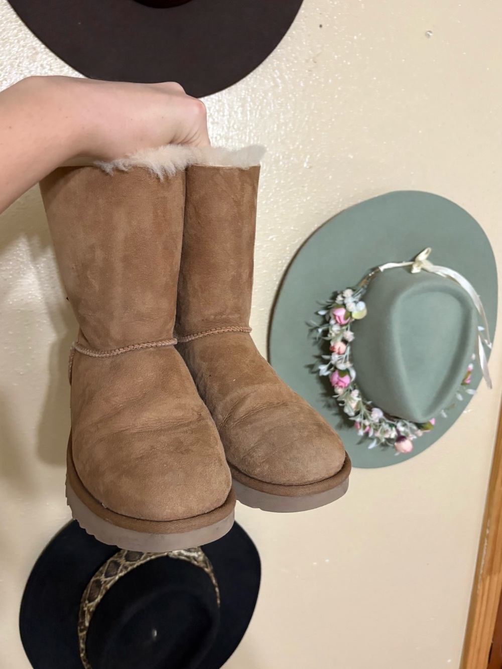 UGG Bailey Bow II Water Resistant Suede Fur Light Brown Boots Sz 9 EUC - Picture 13 of 16